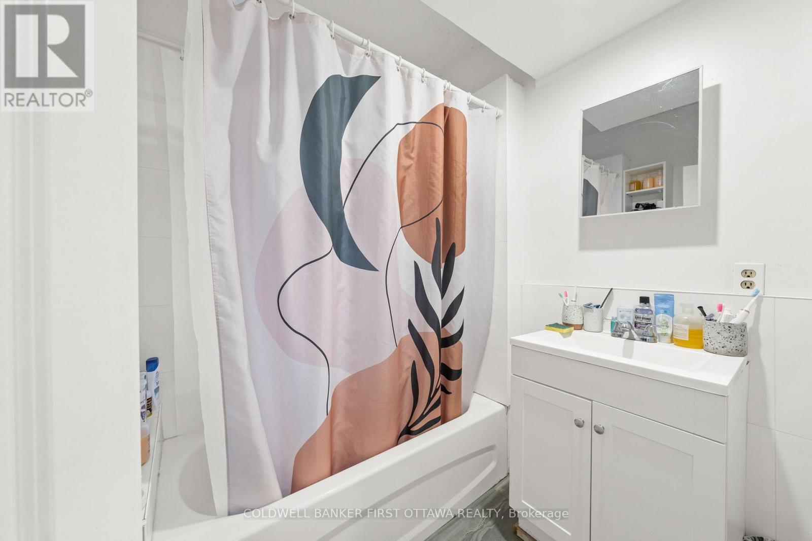 Full 4 pc updated bathroom w shower/tub combo. - 277 Arlington Avenue, Ottawa, ON - Indoor