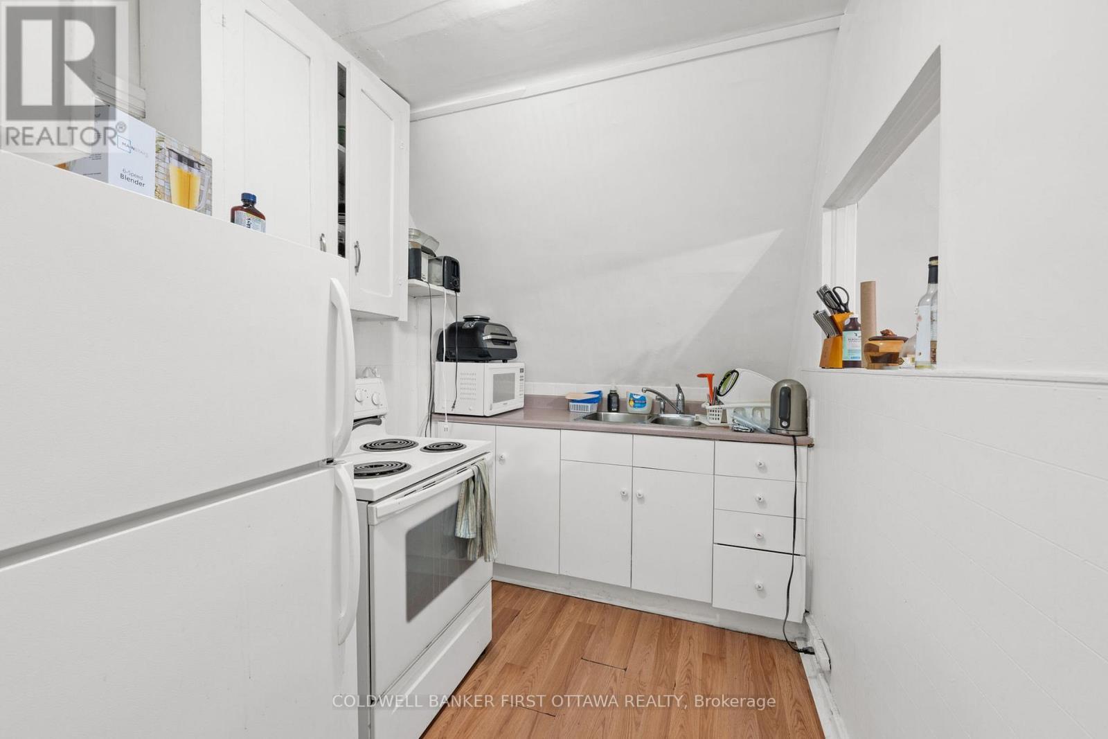Kitchen w look thru to living room. - 277 Arlington Avenue, Ottawa, ON - Indoor Photo Showing Kitchen