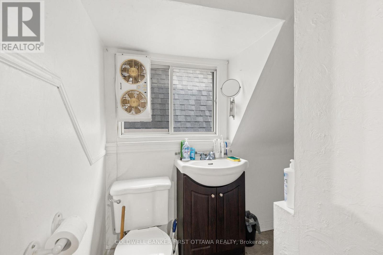 4 pc bathroom w shower/tub combo. - 277 Arlington Avenue, Ottawa, ON - Indoor Photo Showing Bathroom