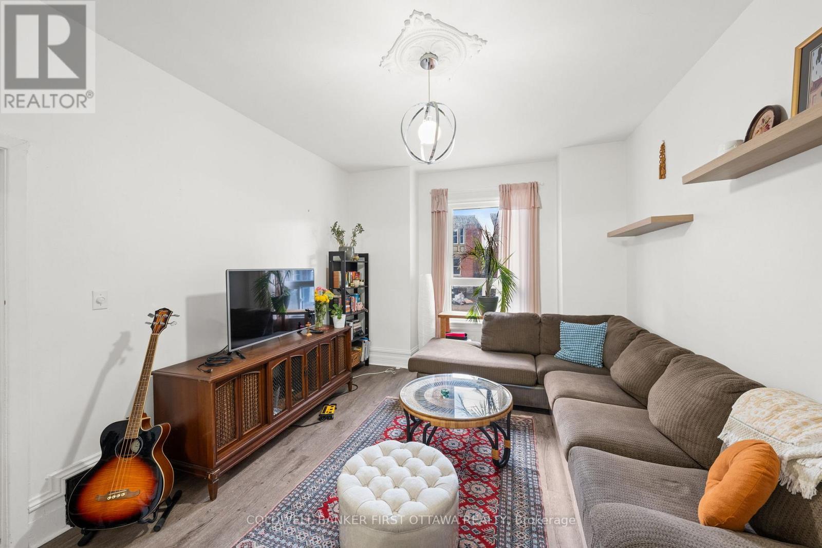Living room w window overlooking Arlington ave. - 277 Arlington Avenue, Ottawa, ON - Indoor Photo Showing Living Room