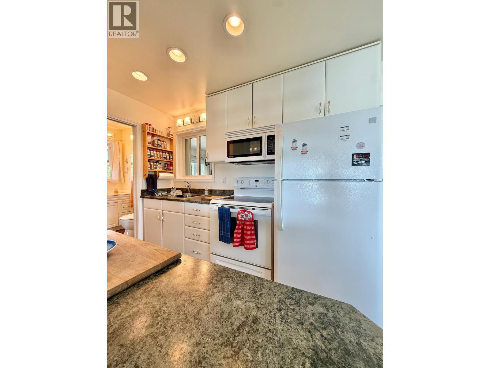 4497 Pyper Lake Road, Williams Lake, BC - Indoor Photo Showing Kitchen