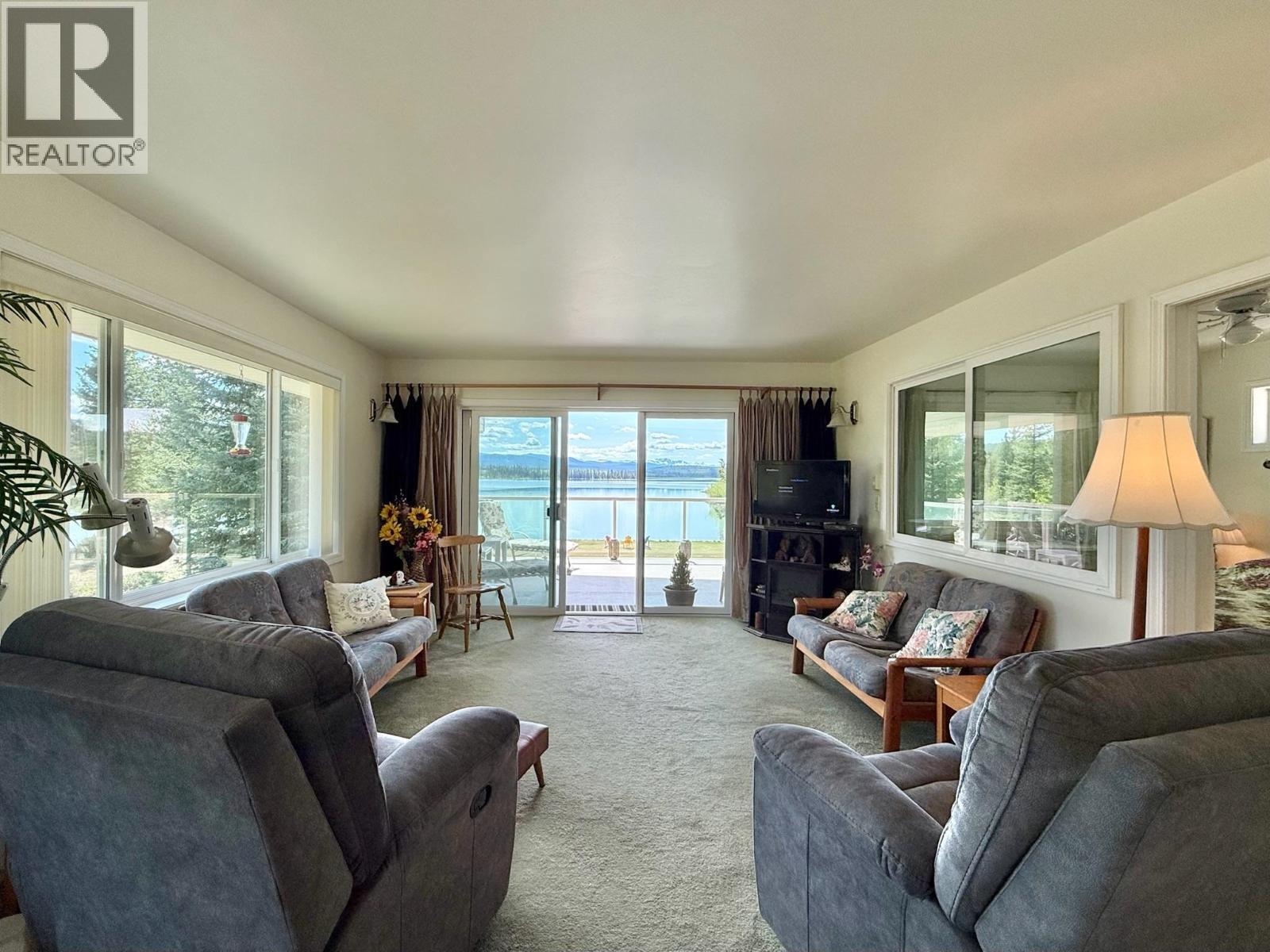 4497 Pyper Lake Road, Williams Lake, BC - Indoor Photo Showing Living Room