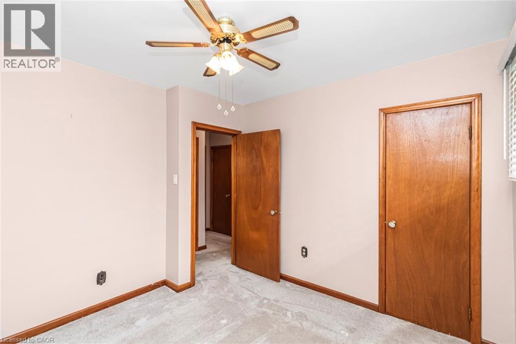 Carpeted room with light pink walls and wood-finish trim - 435 East 36Th Street, Hamilton, ON - Indoor Photo Showing Other Room