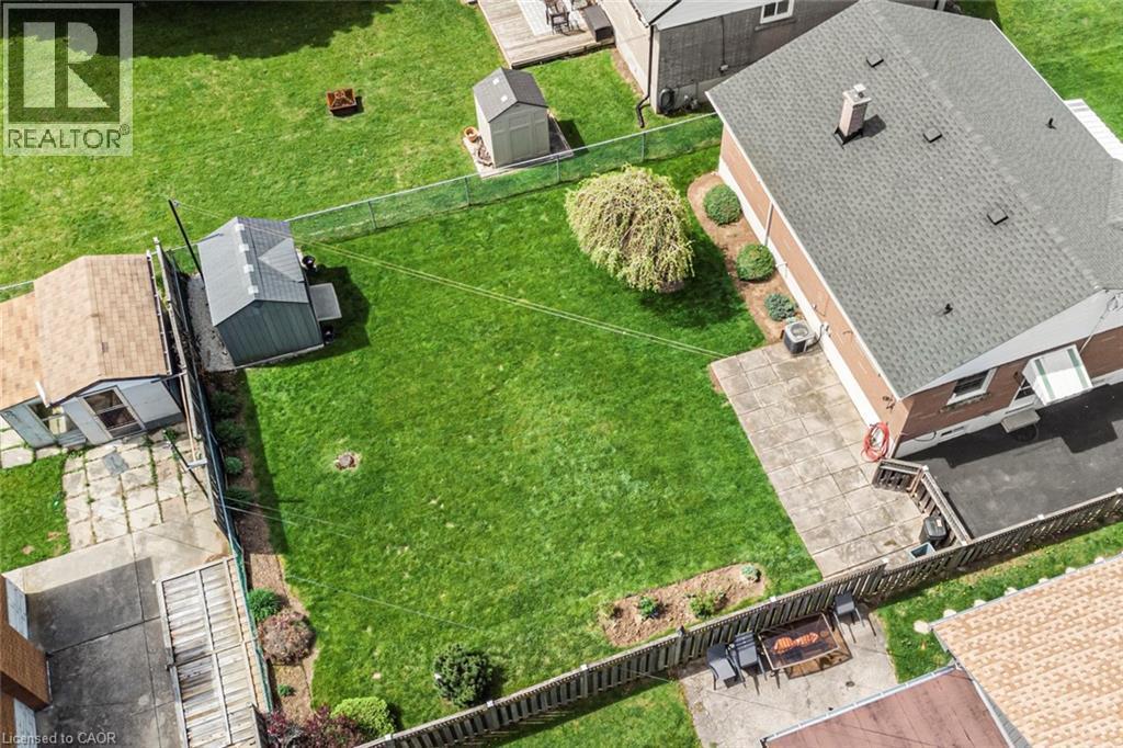 Expansive green lawn with mature landscaping and established trees - 435 East 36Th Street, Hamilton, ON - Outdoor