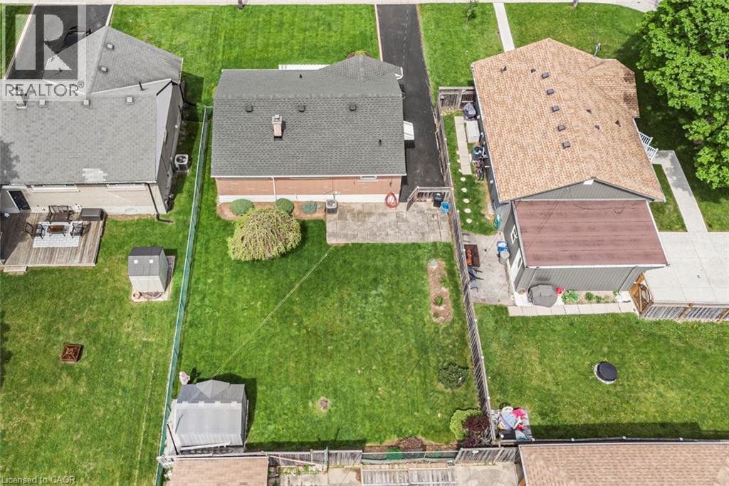 Expansive green lawn with mature landscaping - 435 East 36Th Street, Hamilton, ON - Outdoor