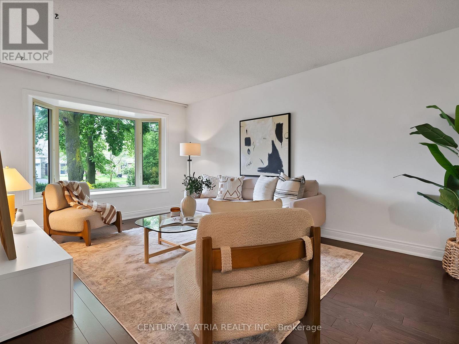 21 Longbow Square, Toronto, ON - Indoor Photo Showing Living Room