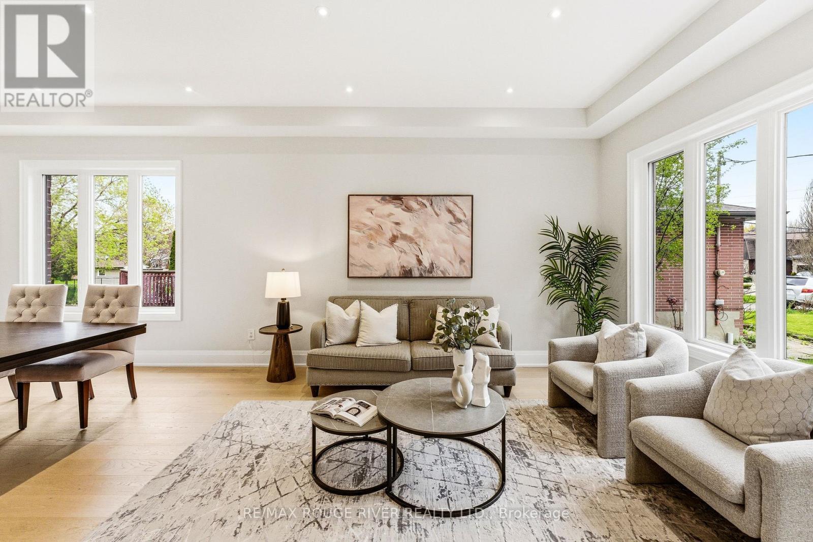 1411 Old Forest Road, Pickering, ON - Indoor Photo Showing Living Room