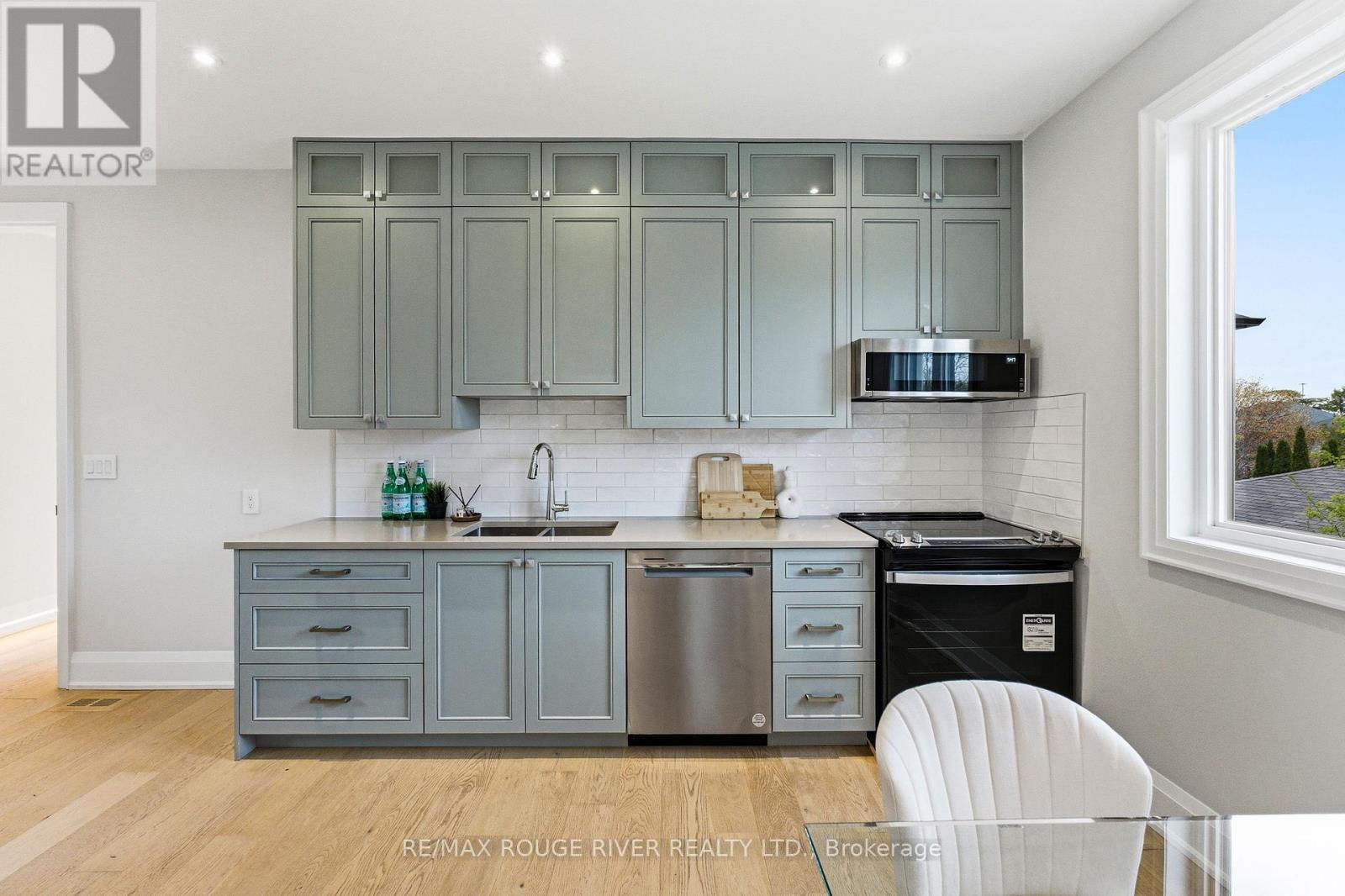 1411 Old Forest Road, Pickering, ON - Indoor Photo Showing Kitchen With Upgraded Kitchen