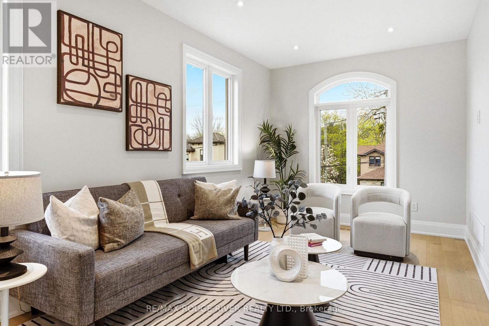 1411 Old Forest Road, Pickering, ON - Indoor Photo Showing Living Room