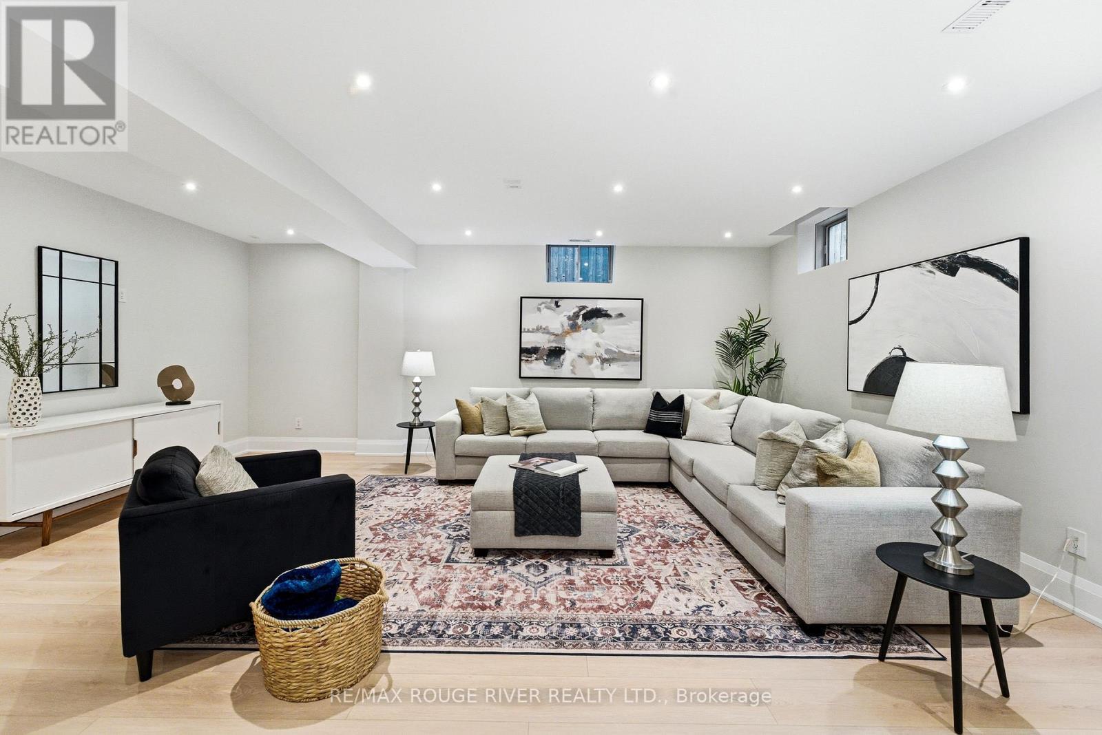 1411 Old Forest Road, Pickering, ON - Indoor Photo Showing Living Room