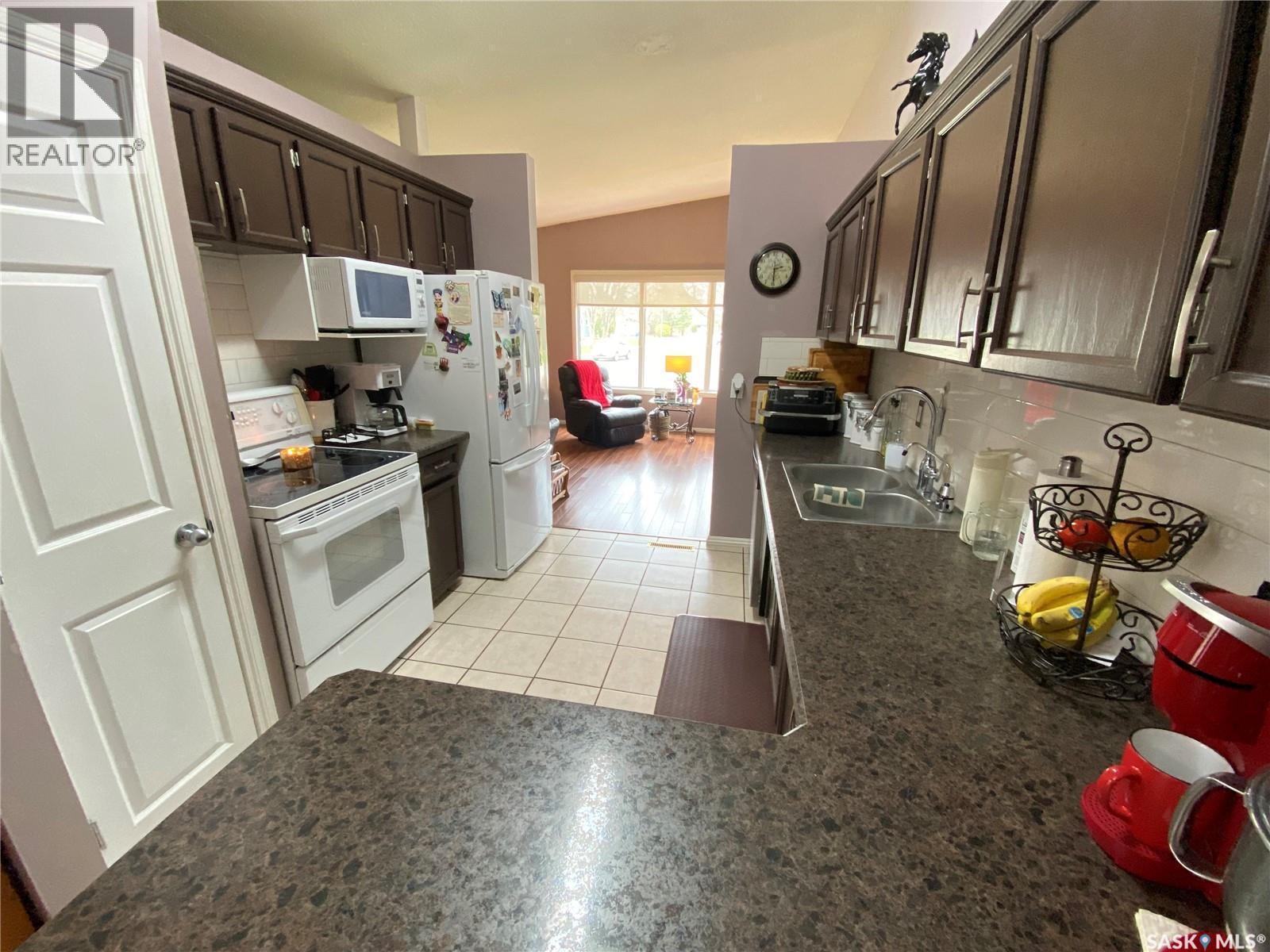 2 544 Circlebrooke Drive, Yorkton, SK - Indoor Photo Showing Kitchen
