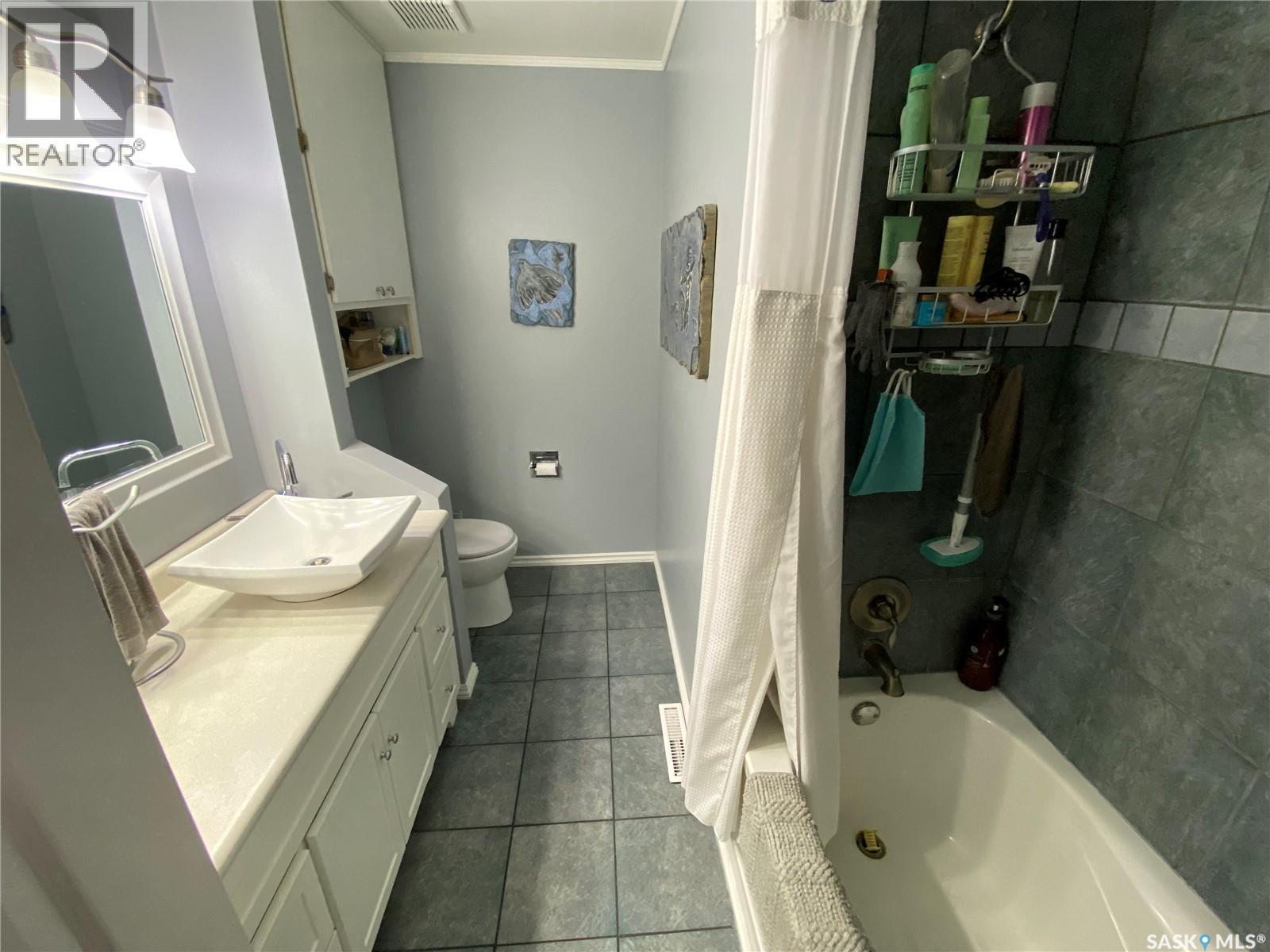 2 544 Circlebrooke Drive, Yorkton, SK - Indoor Photo Showing Bathroom