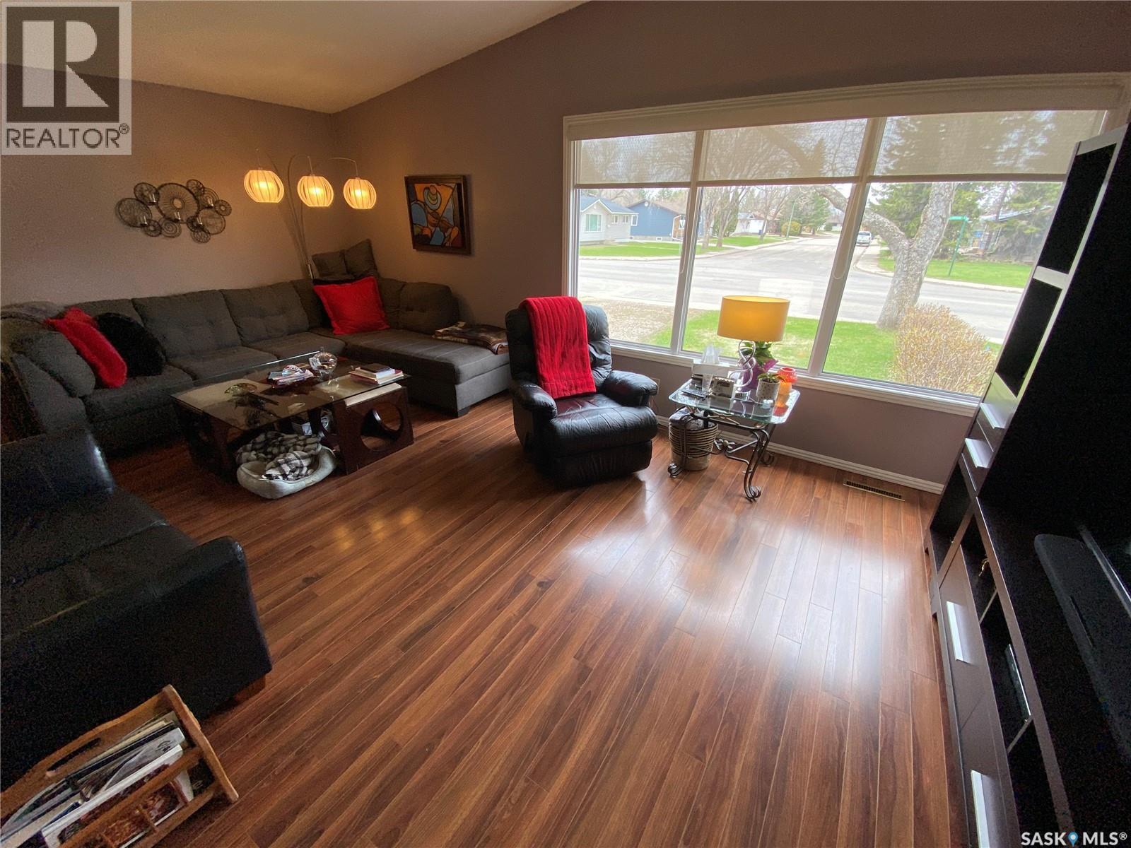 2 544 Circlebrooke Drive, Yorkton, SK - Indoor Photo Showing Living Room
