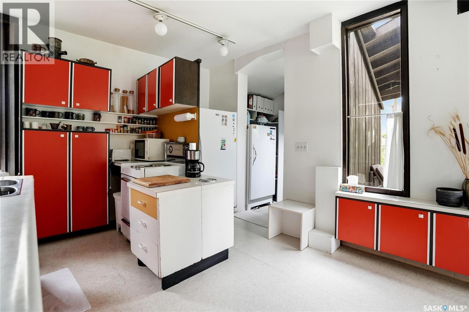 160 Leopold Crescent, Regina, SK - Indoor Photo Showing Kitchen
