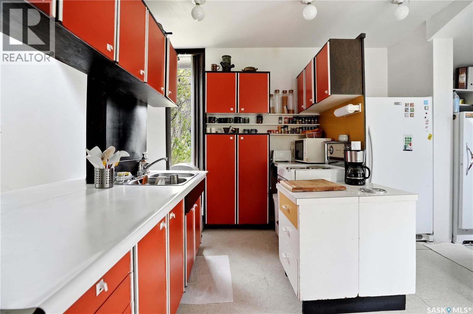 160 Leopold Crescent, Regina, SK - Indoor Photo Showing Kitchen With Double Sink