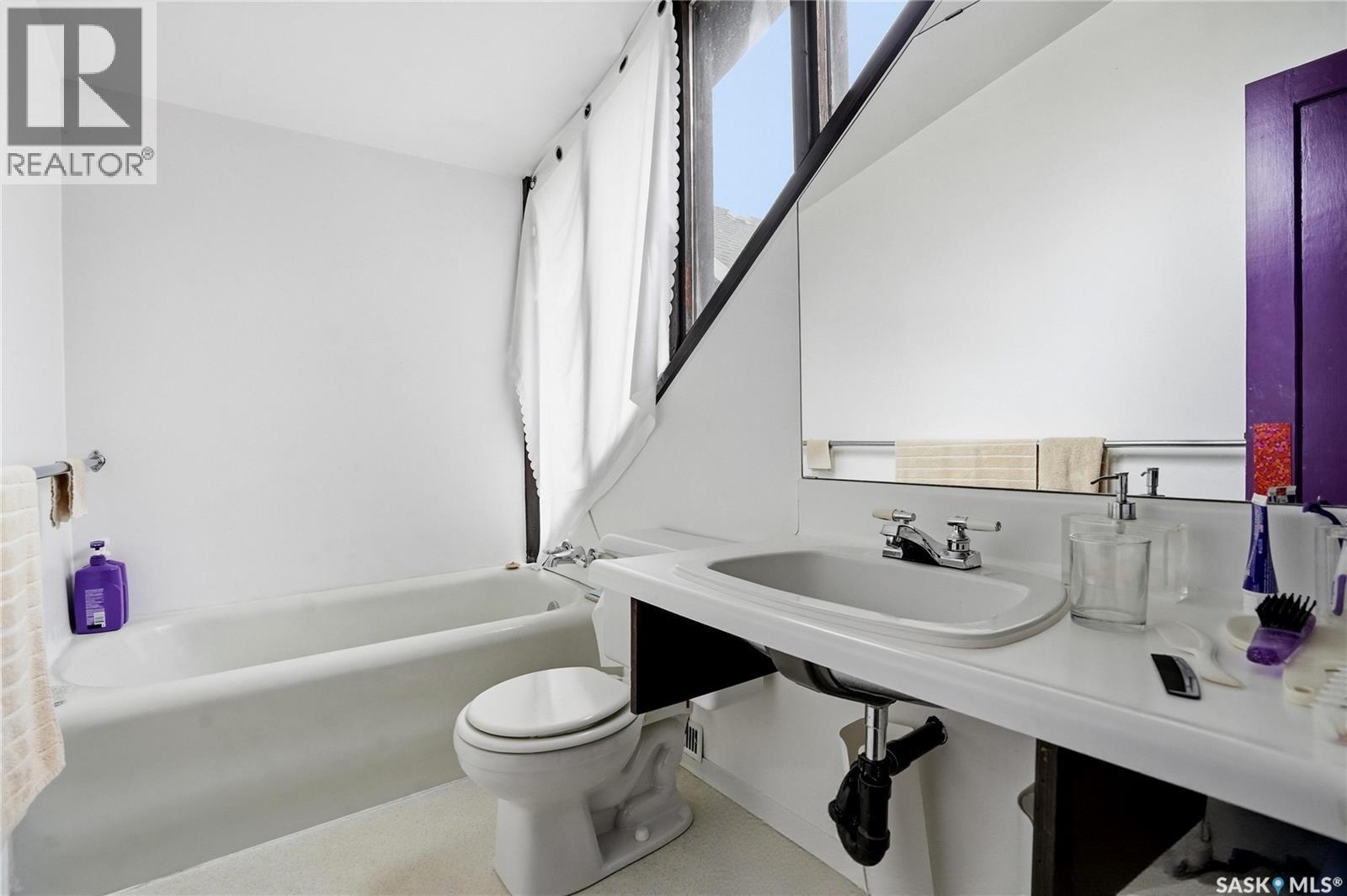 160 Leopold Crescent, Regina, SK - Indoor Photo Showing Bathroom
