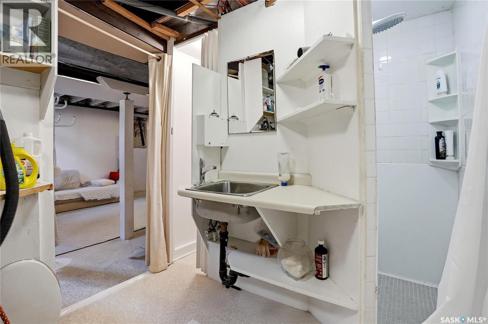 160 Leopold Crescent, Regina, SK - Indoor Photo Showing Other Room