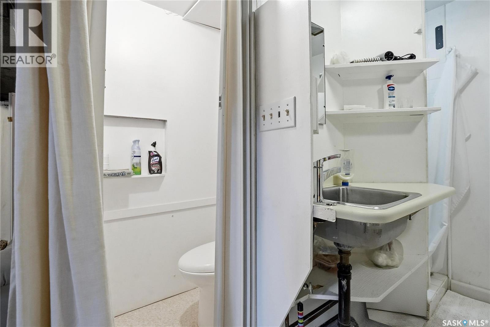 160 Leopold Crescent, Regina, SK - Indoor Photo Showing Bathroom