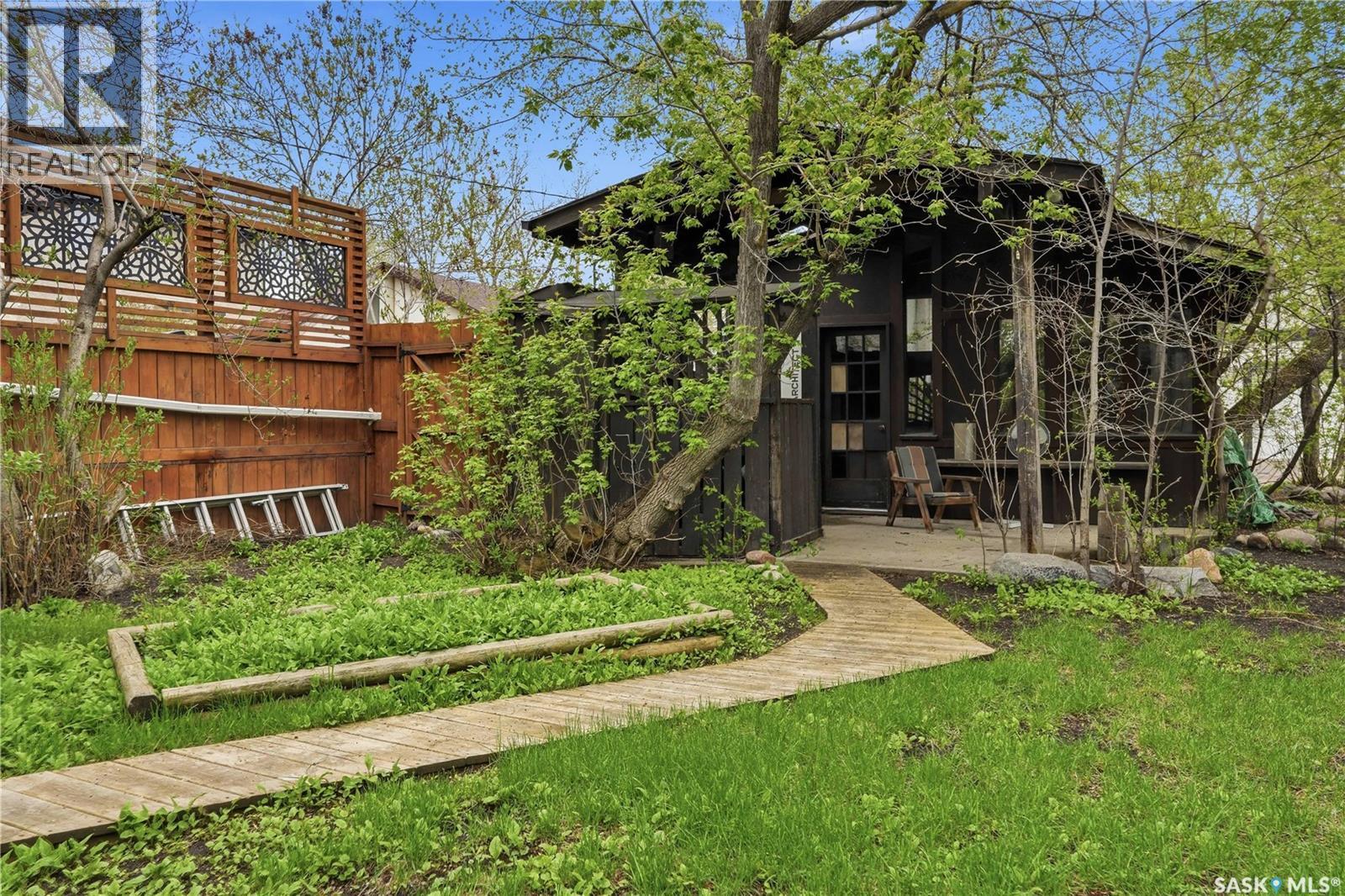 160 Leopold Crescent, Regina, SK - Outdoor