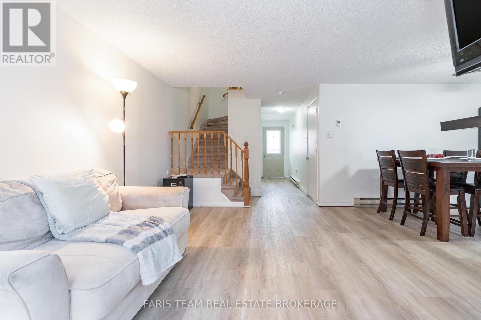 6 Pheasant Trail, Barrie, ON - Indoor Photo Showing Living Room