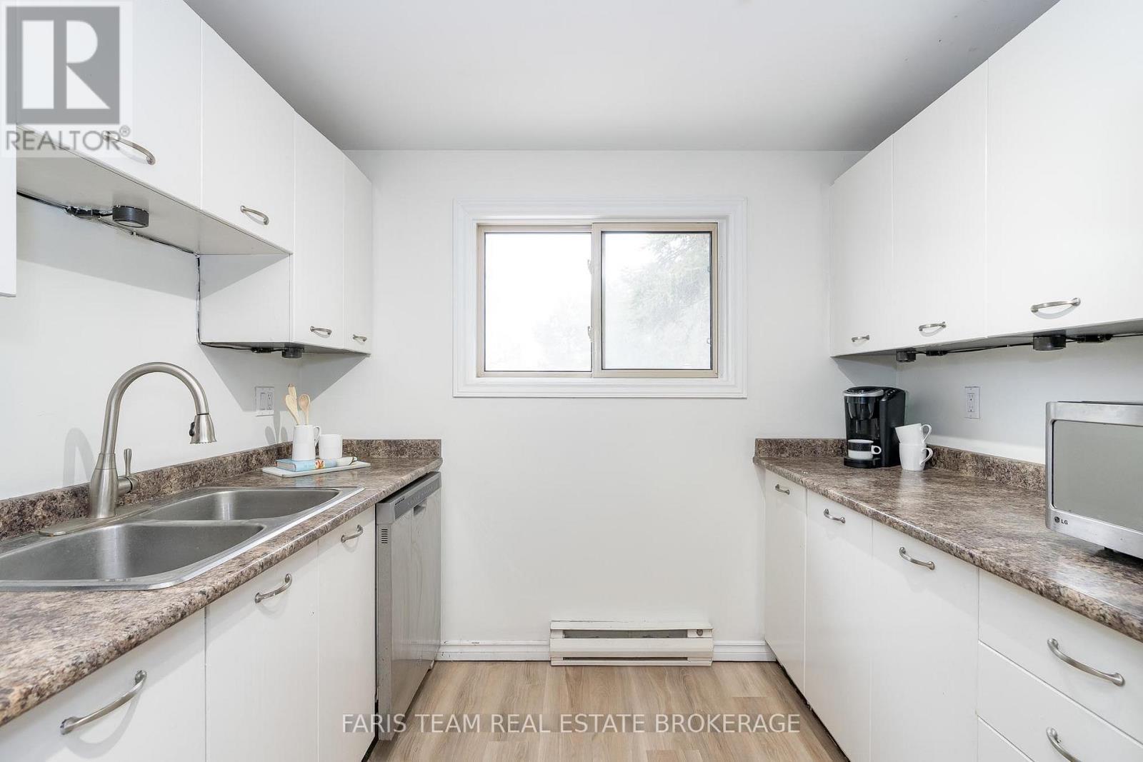 6 Pheasant Trail, Barrie, ON - Indoor Photo Showing Kitchen With Double Sink