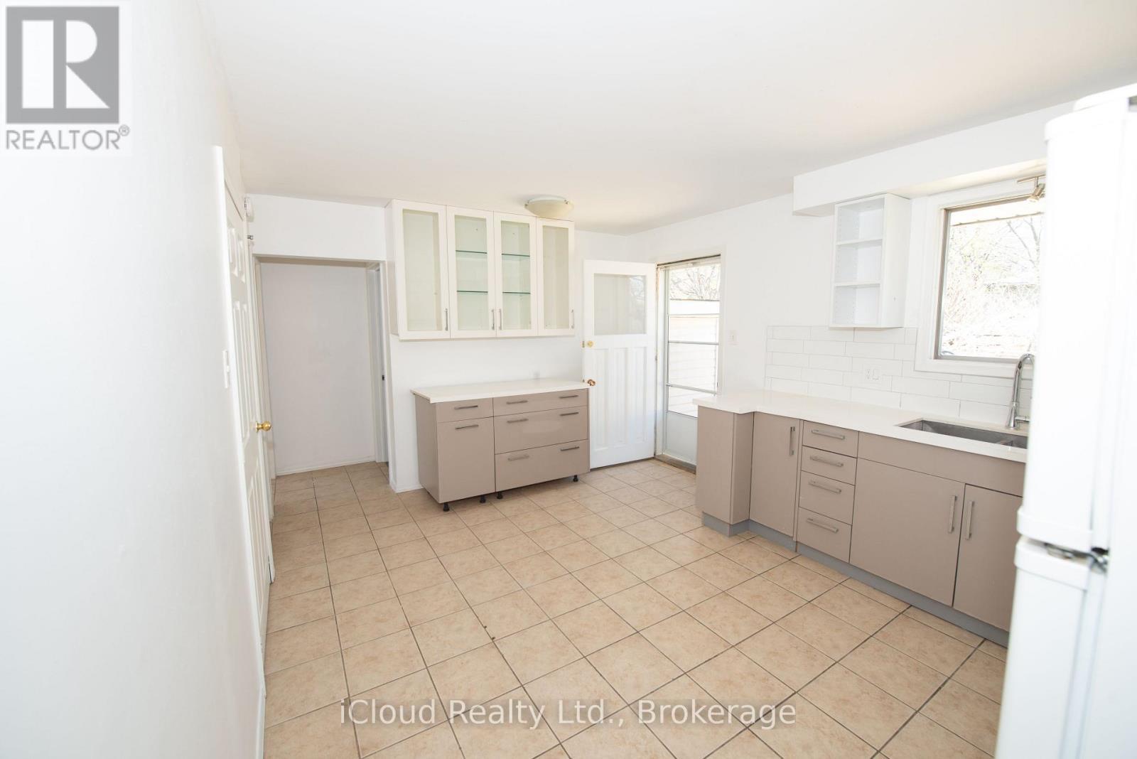 536 Glen Forrest Boulevard, Waterloo, ON - Indoor Photo Showing Kitchen