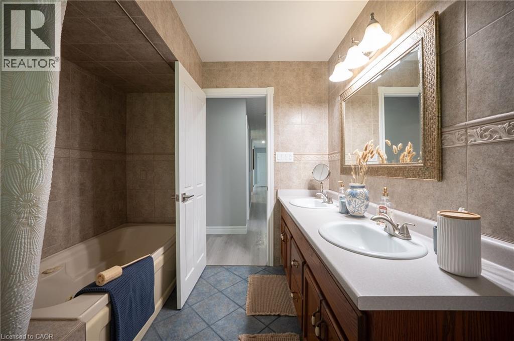 1613 Haldibrook Road, Haldimand County, ON - Indoor Photo Showing Bathroom