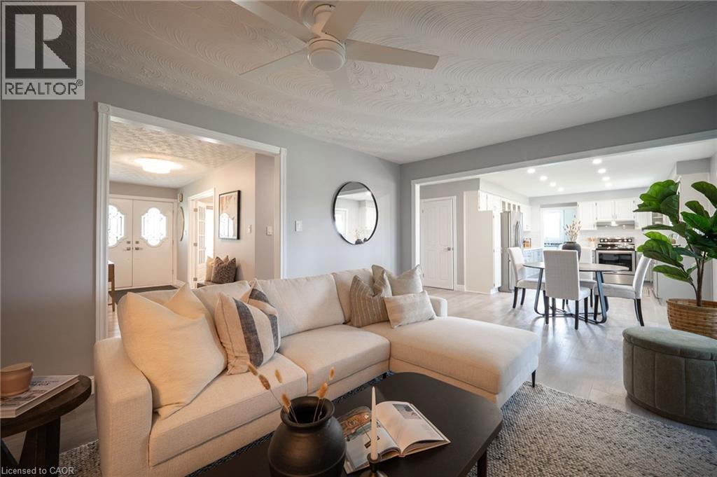 1613 Haldibrook Road, Haldimand County, ON - Indoor Photo Showing Living Room
