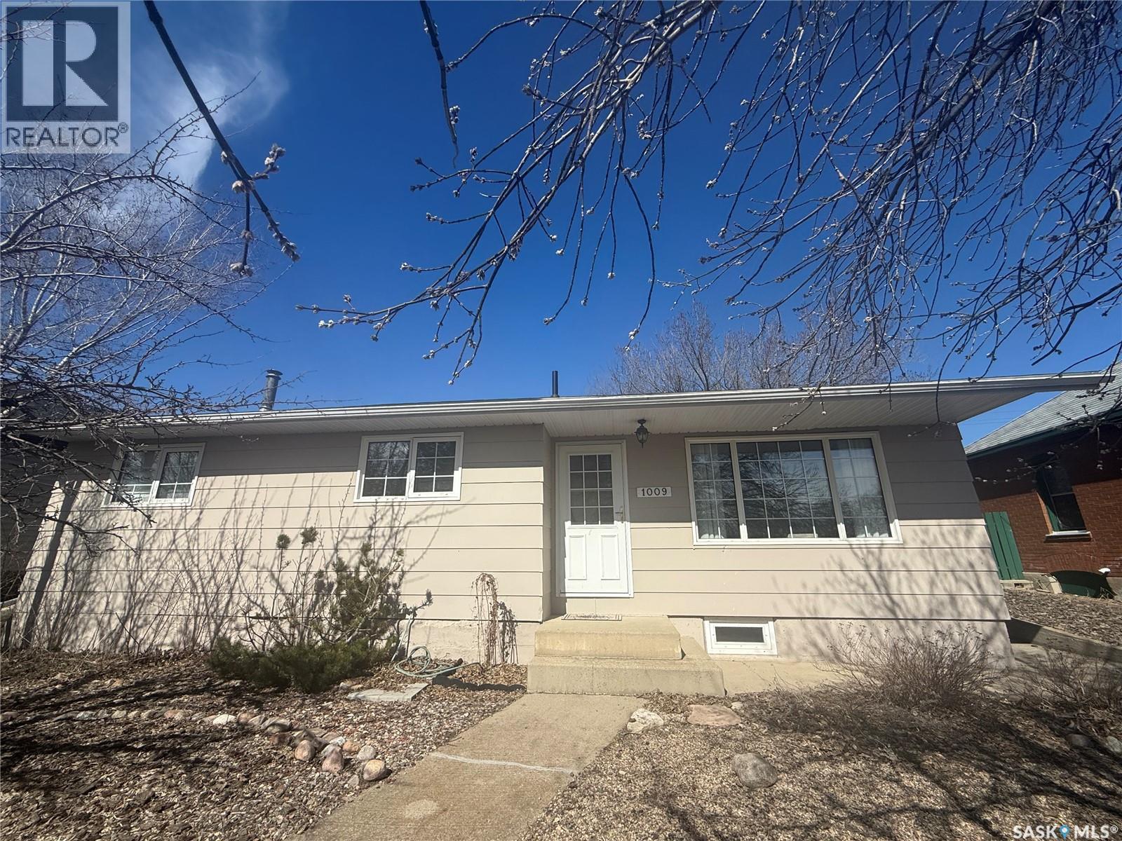 1009 First Street, Estevan, SK - Outdoor