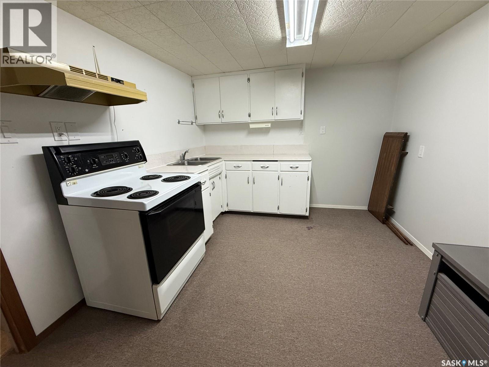 1009 First Street, Estevan, SK - Indoor Photo Showing Kitchen With Double Sink