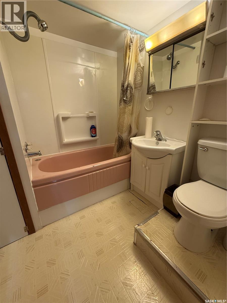 1009 First Street, Estevan, SK - Indoor Photo Showing Bathroom