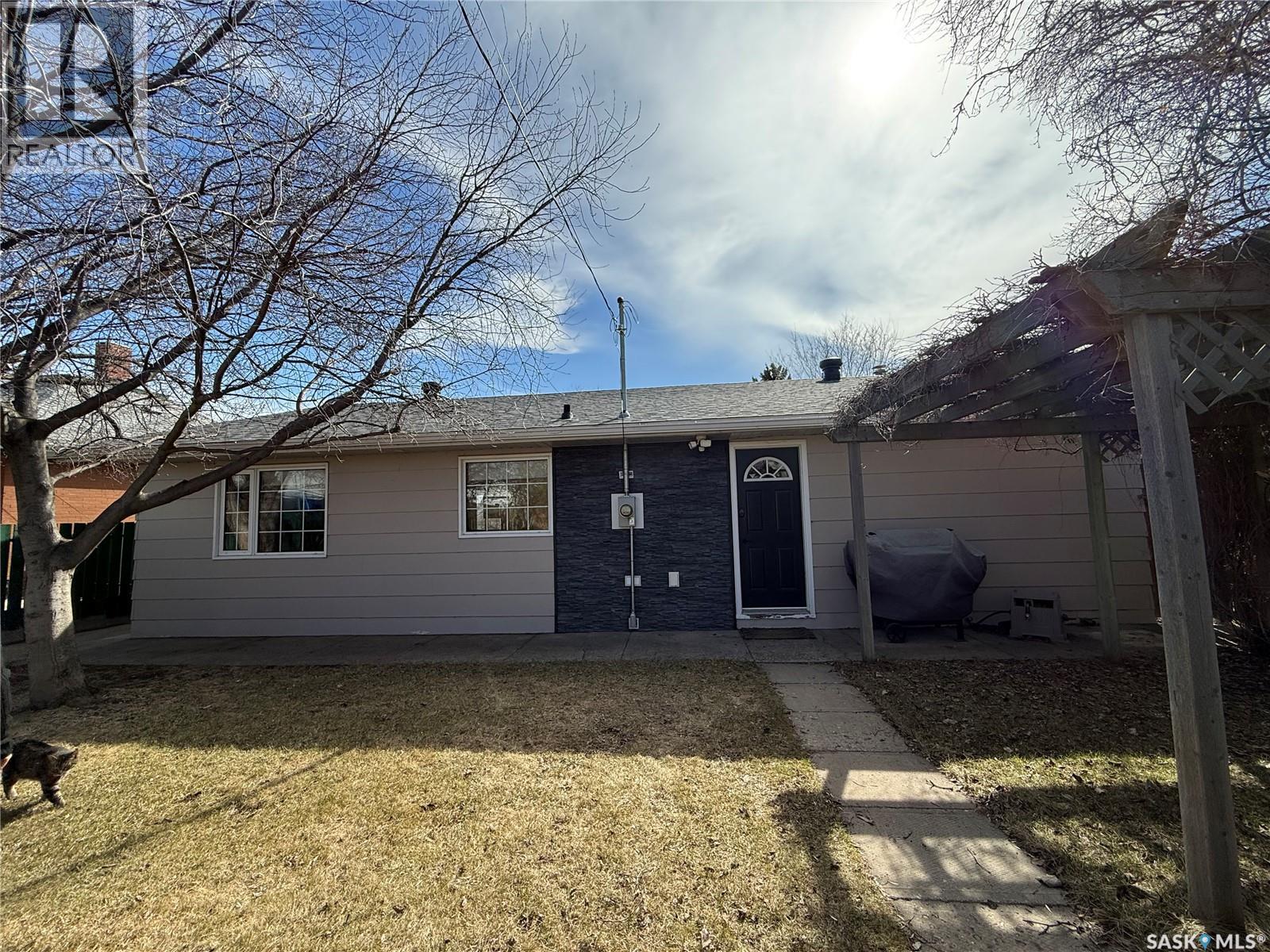 1009 First Street, Estevan, SK - Outdoor