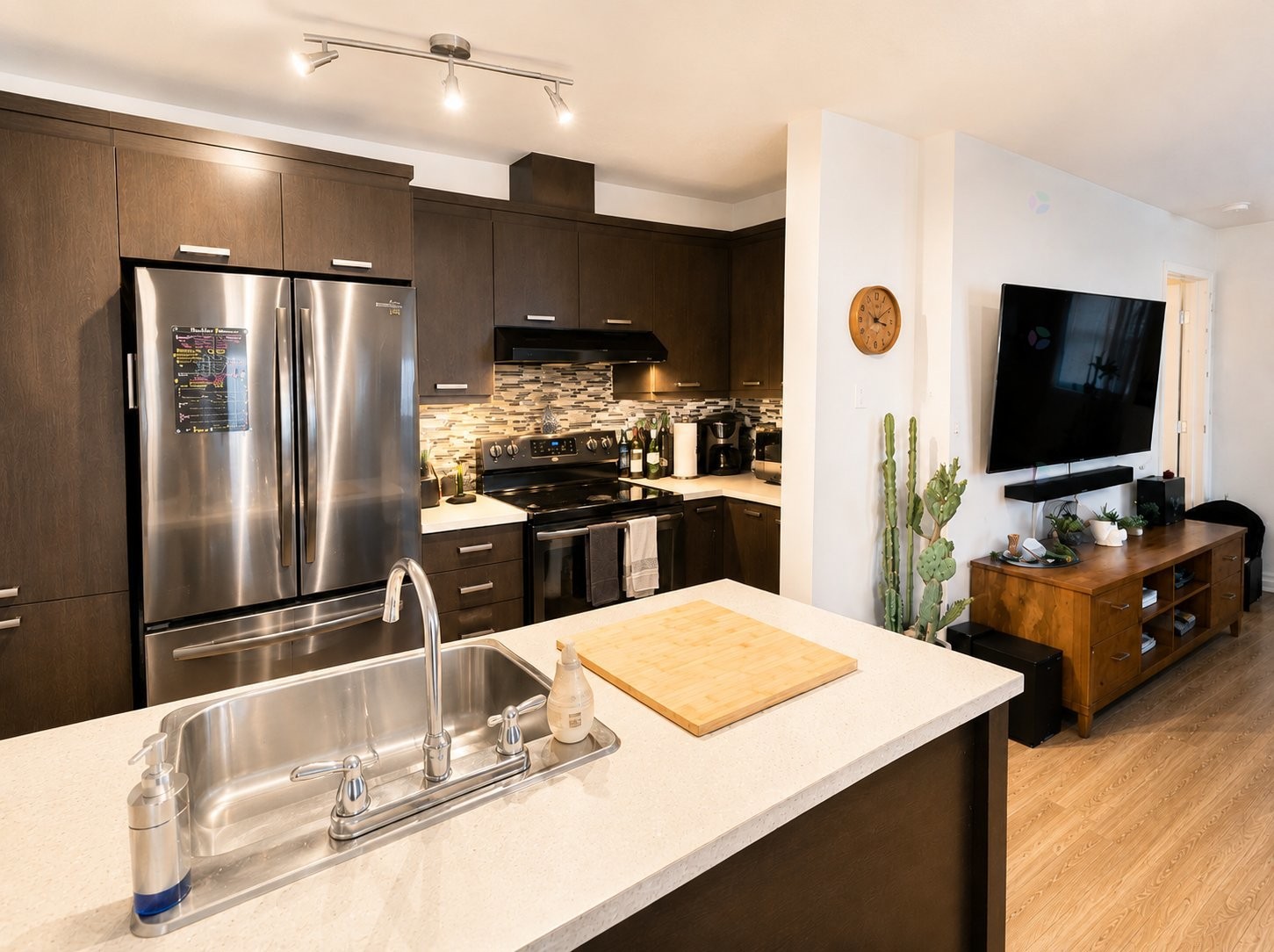 Kitchen - 100 Rue De La Maçonnerie, Châteauguay, QC - Indoor Photo Showing Kitchen With Double Sink