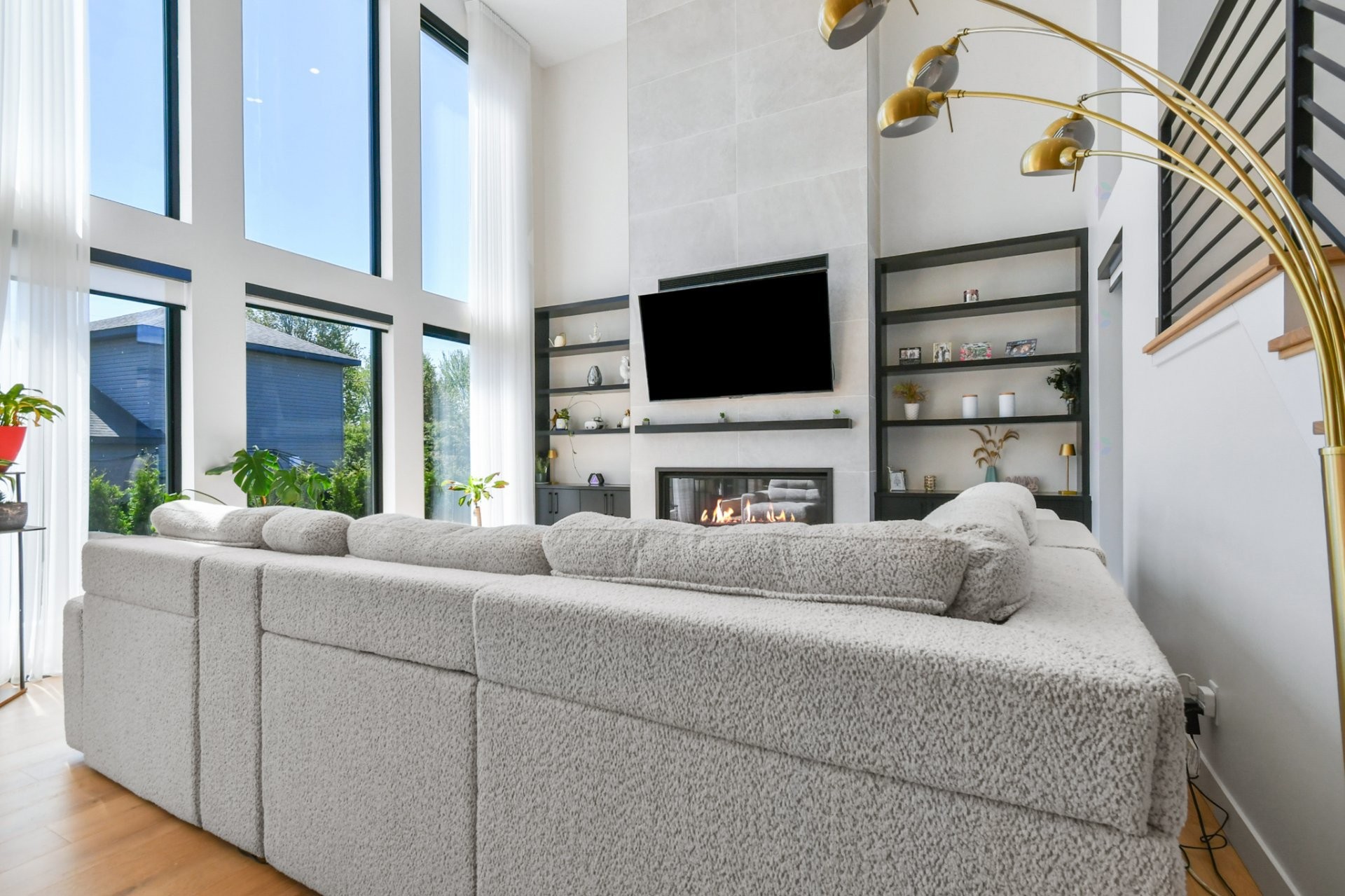Salon - 726 Rue John-Murphy, Saint-Lin/Laurentides, QC - Indoor With Fireplace