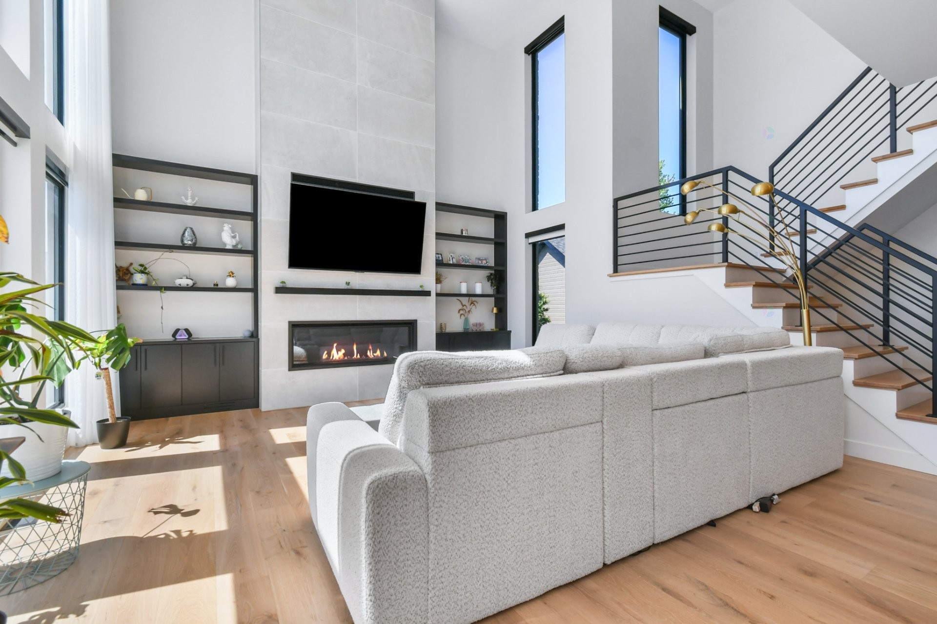 Salon - 726 Rue John-Murphy, Saint-Lin/Laurentides, QC - Indoor Photo Showing Living Room With Fireplace