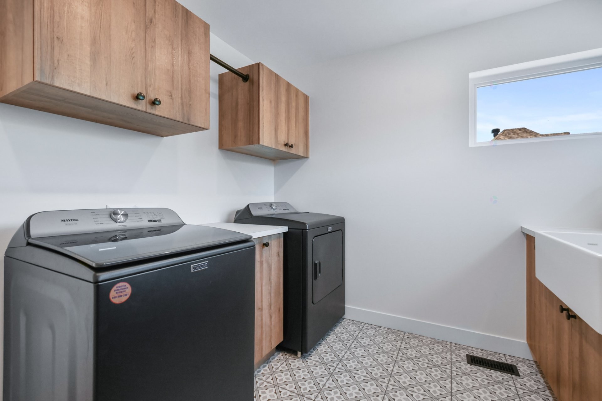 Salle de lavage - 726 Rue John-Murphy, Saint-Lin/Laurentides, QC - Indoor Photo Showing Laundry Room