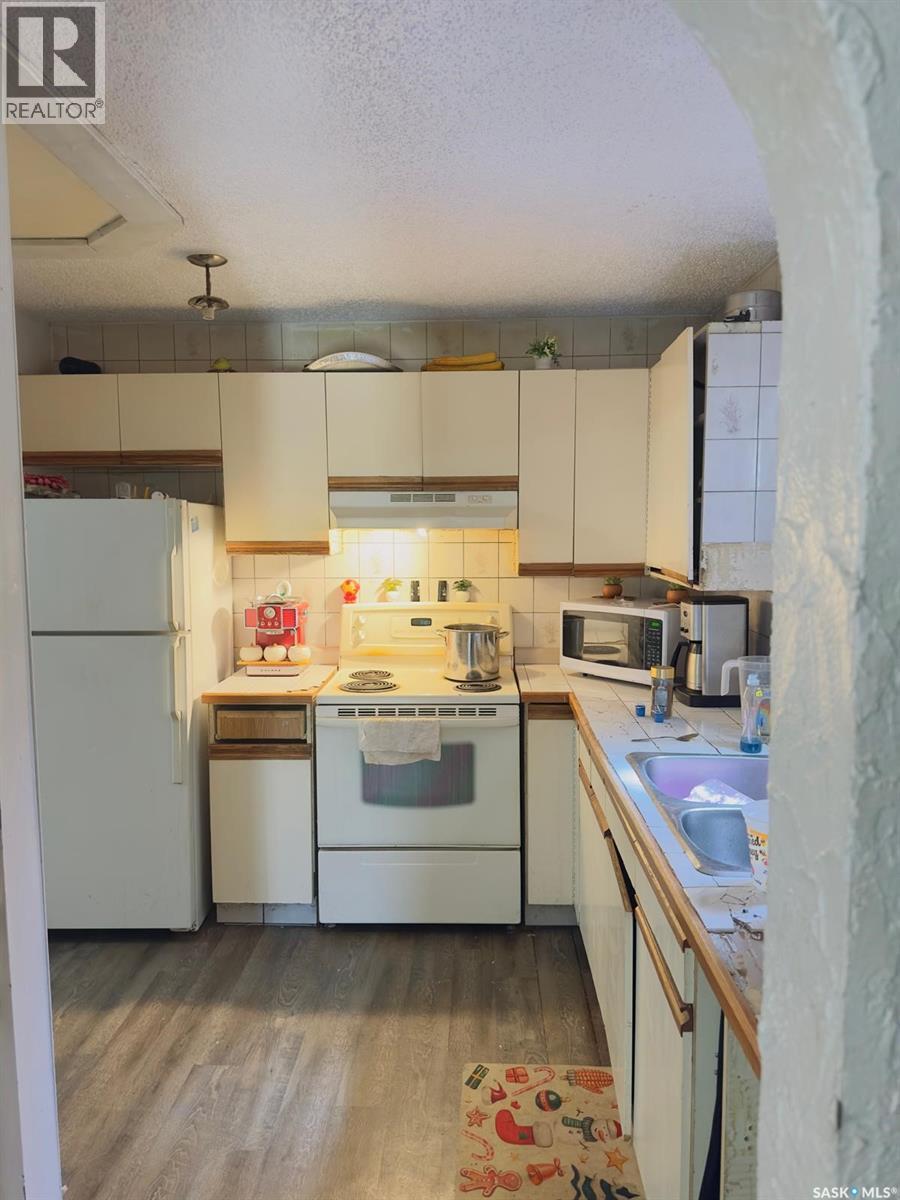1607 Acadia Drive, Saskatoon, SK - Indoor Photo Showing Kitchen With Double Sink