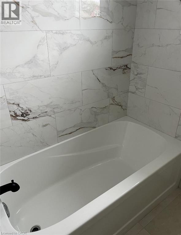 13 Stanley Street, Cambridge, ON - Indoor Photo Showing Bathroom