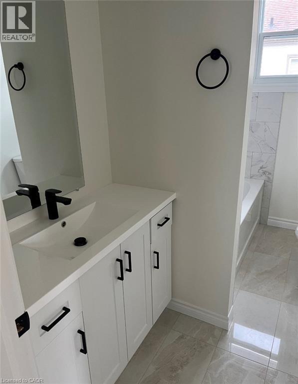 13 Stanley Street, Cambridge, ON - Indoor Photo Showing Bathroom