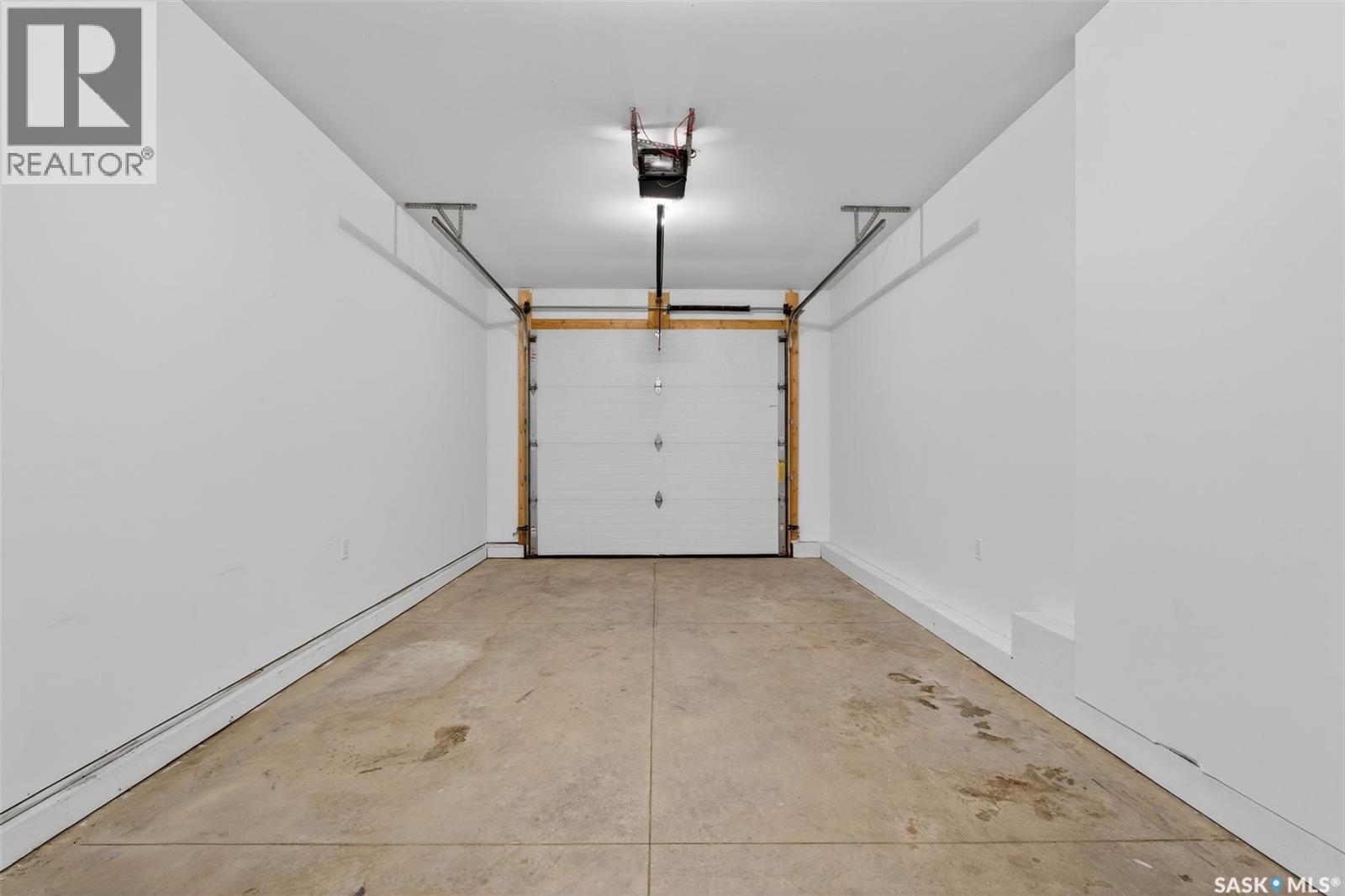 546 21St Street E, Prince Albert, SK - Indoor Photo Showing Garage