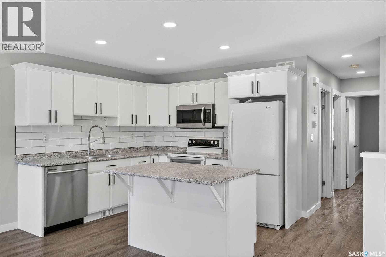 546 21St Street E, Prince Albert, SK - Indoor Photo Showing Kitchen With Upgraded Kitchen