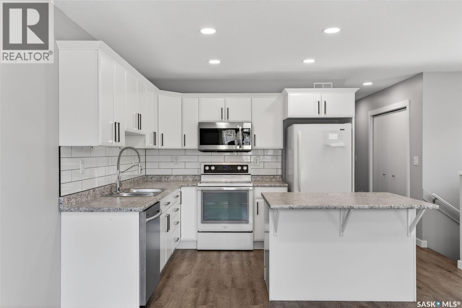 546 21St Street E, Prince Albert, SK - Indoor Photo Showing Kitchen With Upgraded Kitchen