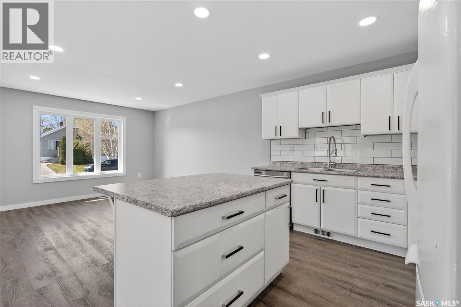 546 21St Street E, Prince Albert, SK - Indoor Photo Showing Kitchen With Upgraded Kitchen