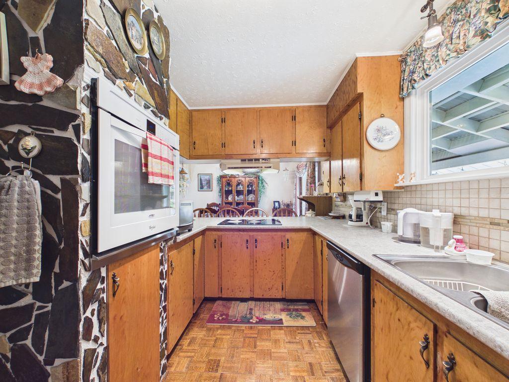 8489 Hwy 95A, Kimberley, BC - Indoor Photo Showing Kitchen