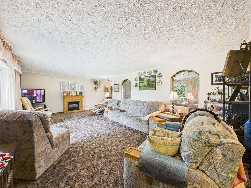 8489 Hwy 95A, Kimberley, BC - Indoor Photo Showing Living Room With Fireplace