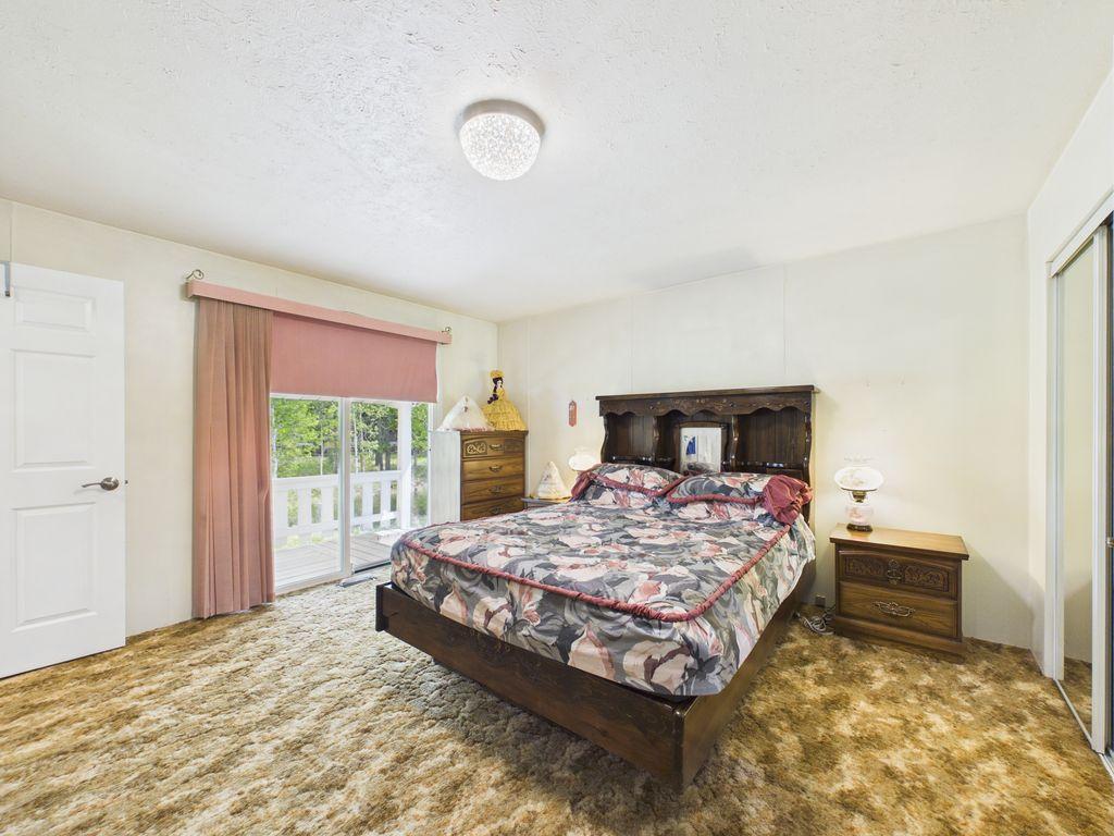 8489 Hwy 95A, Kimberley, BC - Indoor Photo Showing Bedroom
