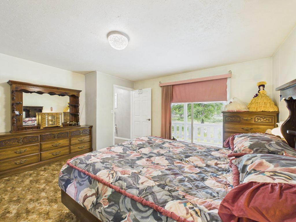 8489 Hwy 95A, Kimberley, BC - Indoor Photo Showing Bedroom