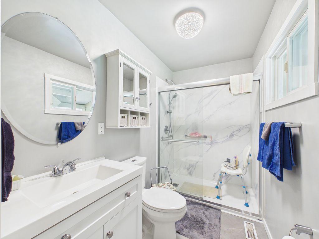 8489 Hwy 95A, Kimberley, BC - Indoor Photo Showing Bathroom