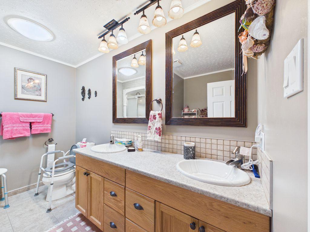 8489 Hwy 95A, Kimberley, BC - Indoor Photo Showing Bathroom