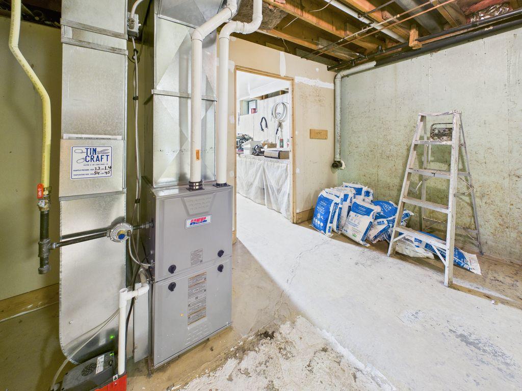 8489 Hwy 95A, Kimberley, BC - Indoor Photo Showing Basement